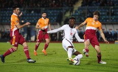 包含埃弗顿客场大败，遭遇困难不敌对手的词条