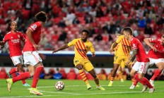 包含利物浦客场战胜伯恩茅斯，保持不败状态的词条