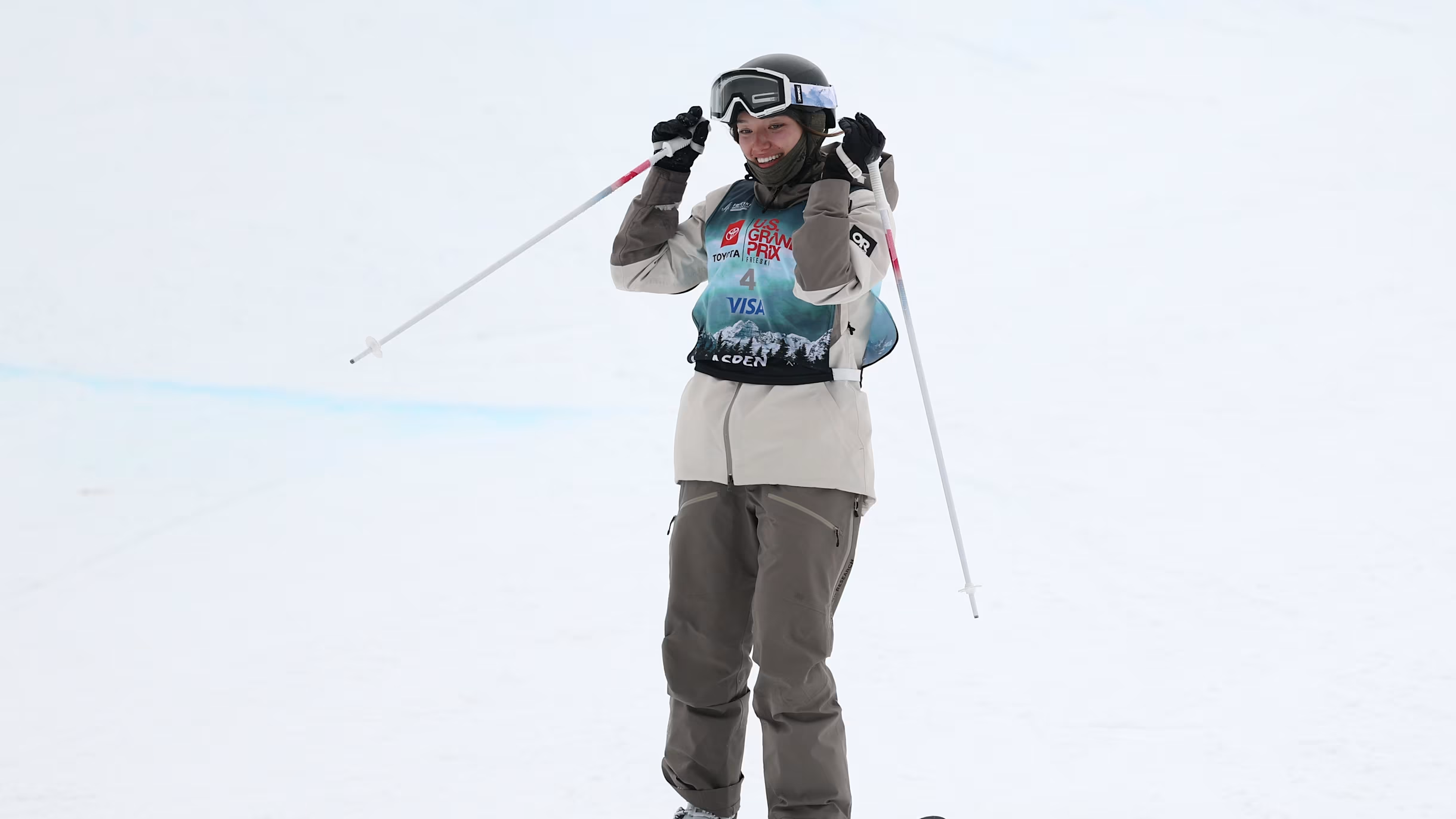 瑞士女子滑雪选手登顶领奖台，夺冠