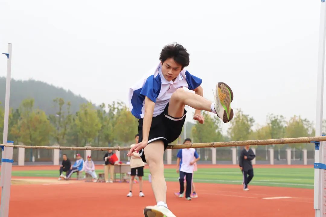 关于风起云涌！顶尖运动员斗志昂扬冲向胜利的信息