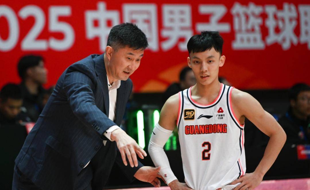 包含广东男篮遭遇步行者坛主队反击，险胜！的词条
