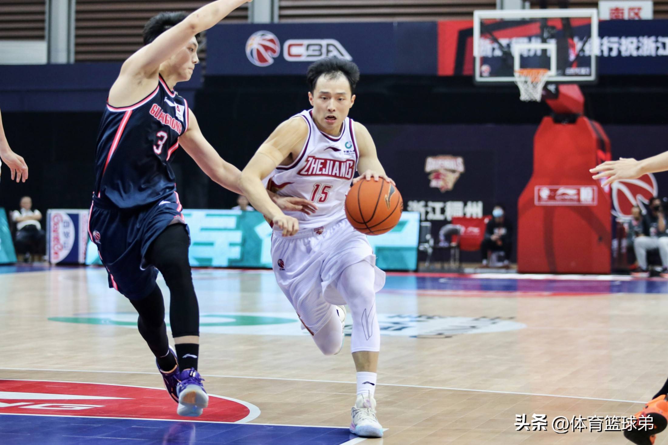 篮球赛场上的精彩瞬间再度上演，球队表现喜忧参半的简单介绍