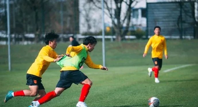 关于一支实力强大的足球队在比赛中崭露头角的信息