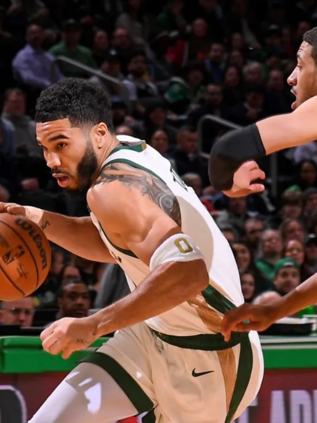 凯尔特人内线抢篮板，控制比赛节奏