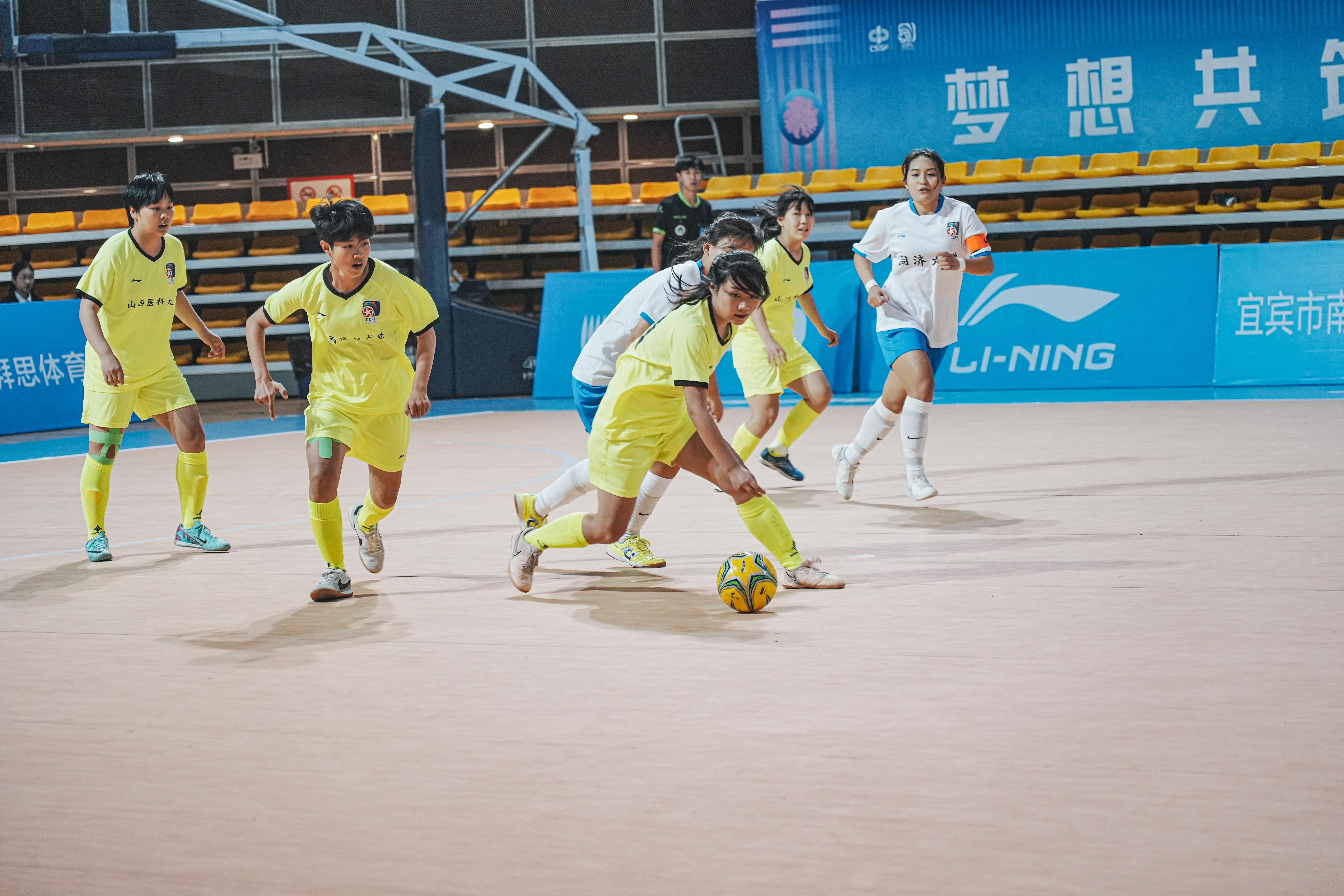 包含紧张！国内足球联赛战绩悬殊双方实力对比的词条