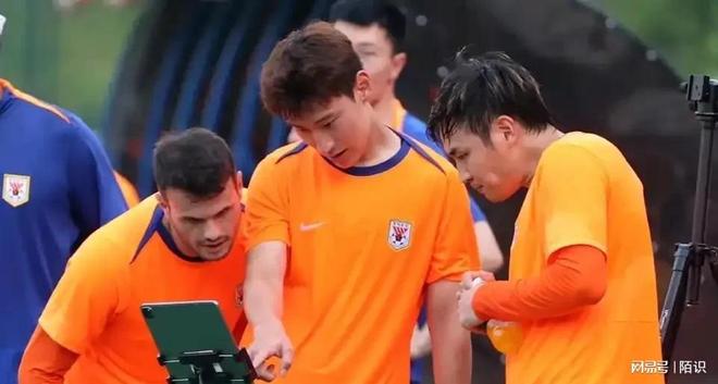 热门球队实力强劲，一路领先赢得掌声的简单介绍