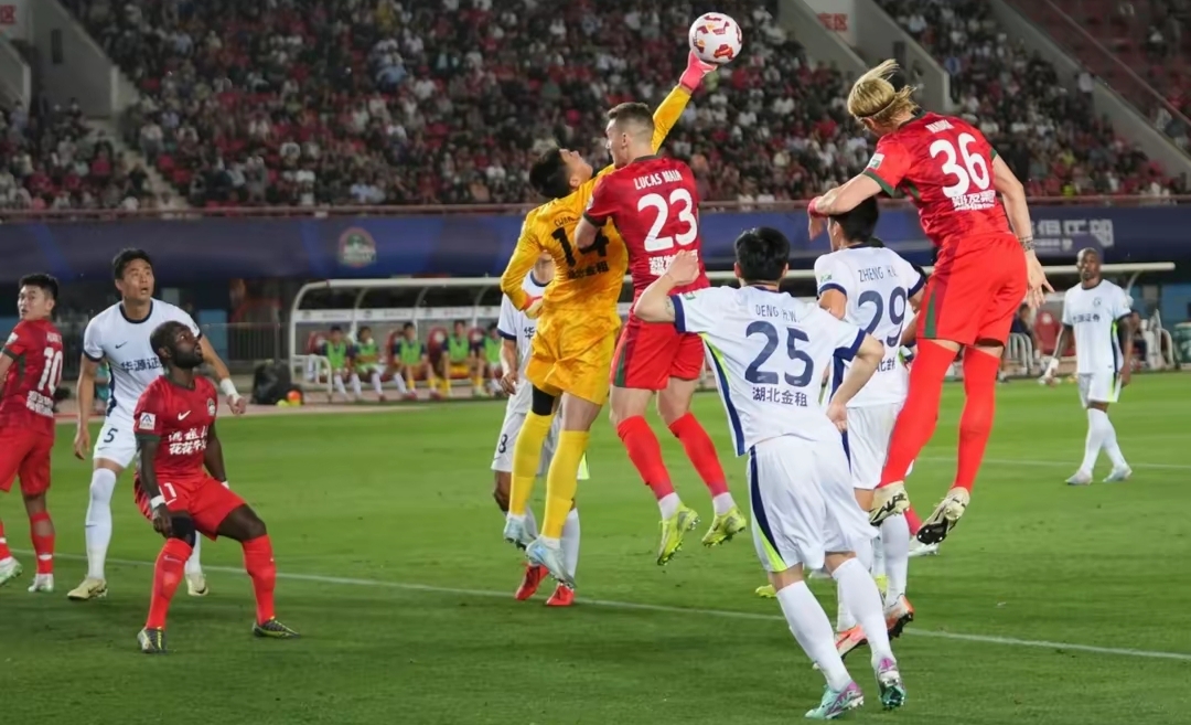 新的一轮比赛引发球迷期待，场上对决激烈的简单介绍