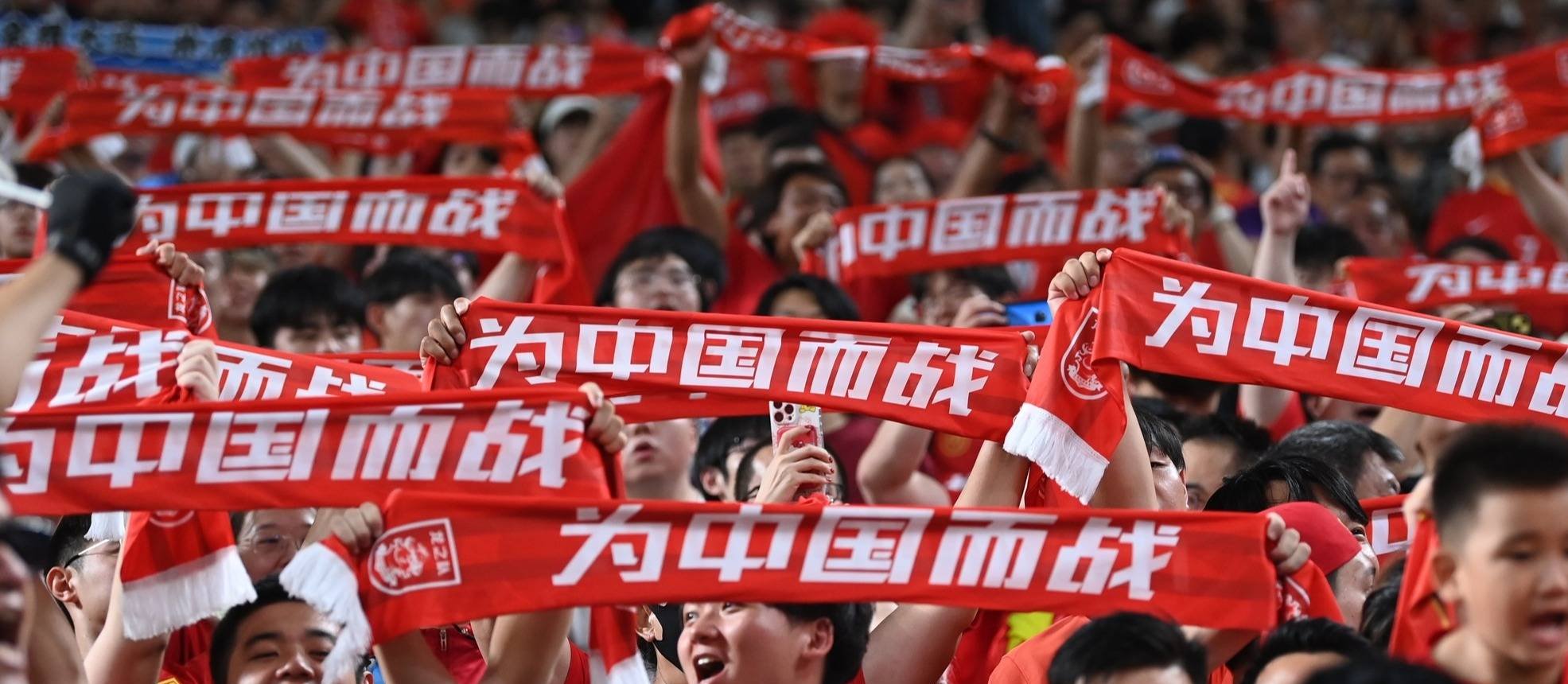 强队在赛场上展现出色,赢得球迷喝彩 强队在赛场上展现出色,赢得球迷喝彩