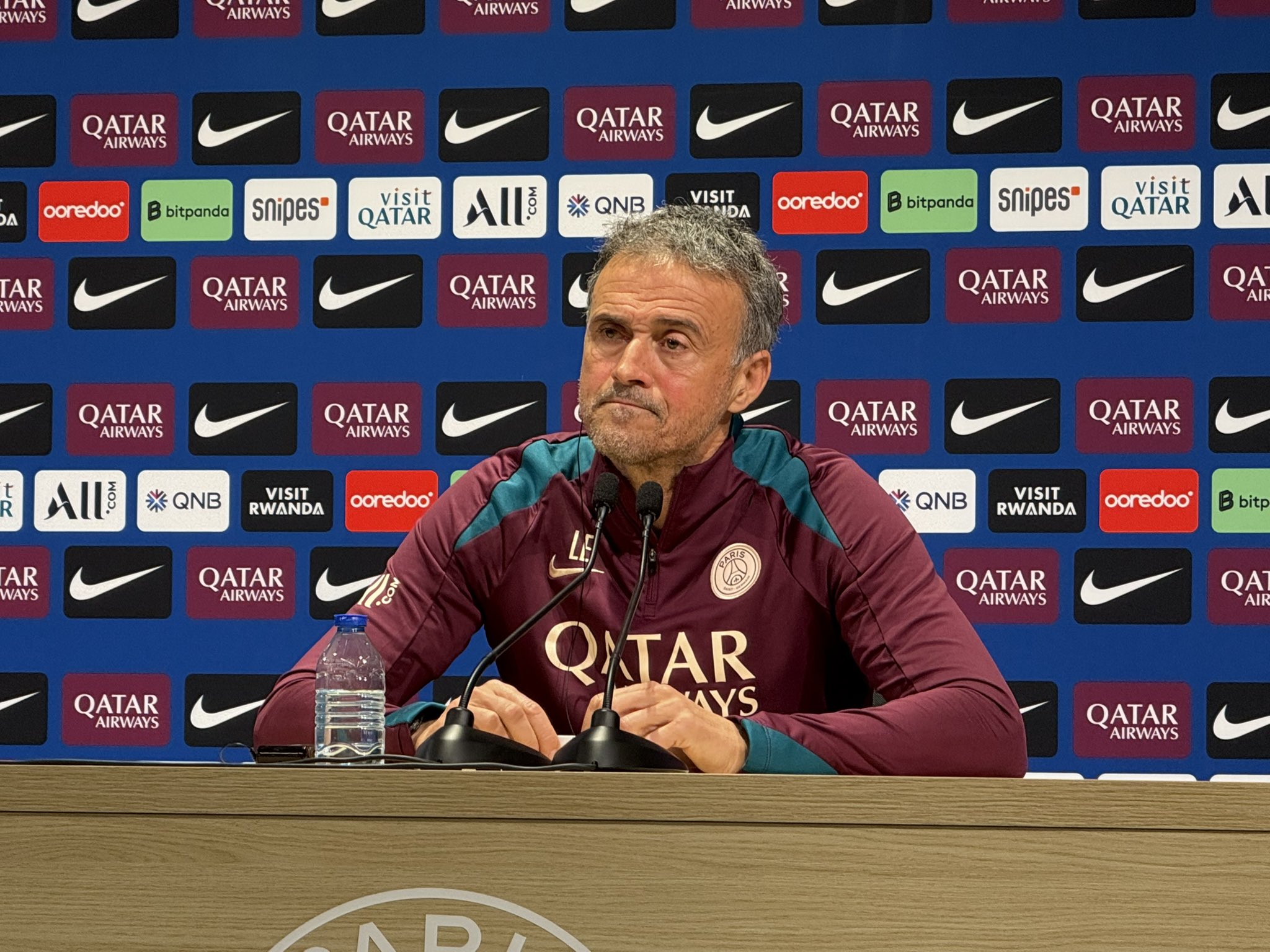 包含新晋足球教练大展身手，带领球队前行的词条