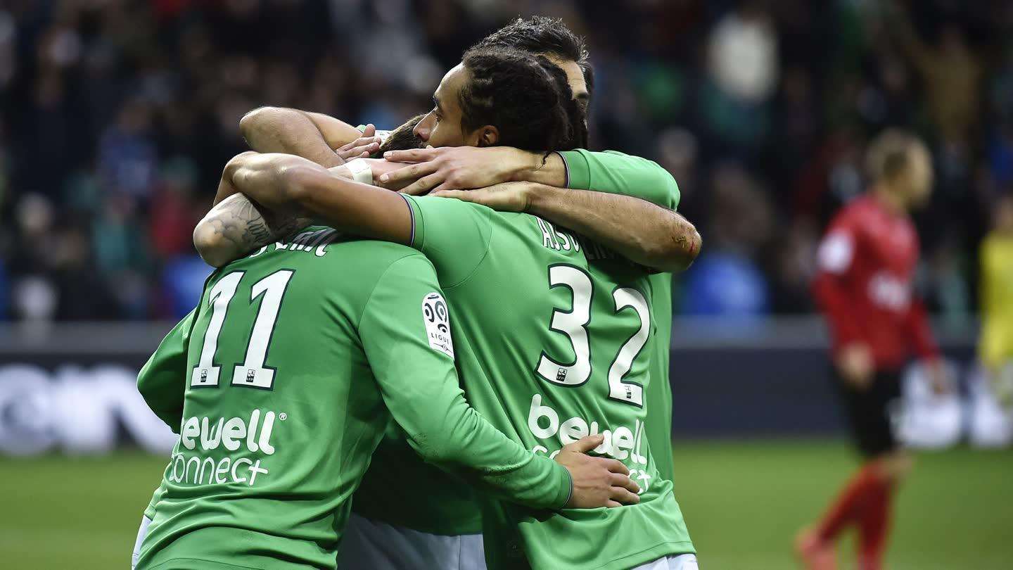 包含里昂意外爆冷不败，圣埃蒂安扩大领先优势的词条