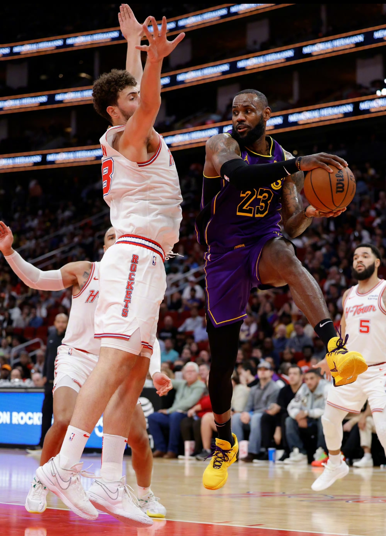 关于火箭惨败湖人，遭遇三连败的信息