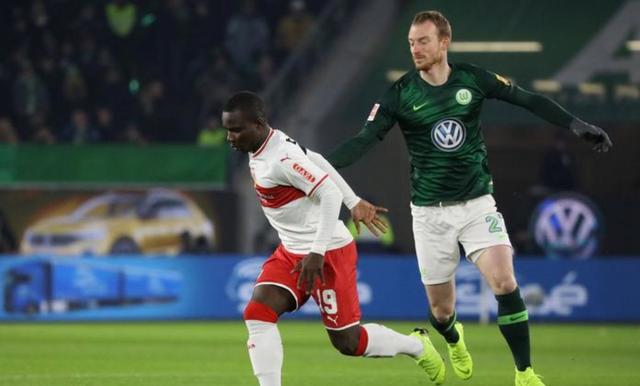 狼堡主场大胜，重登德甲榜首的简单介绍