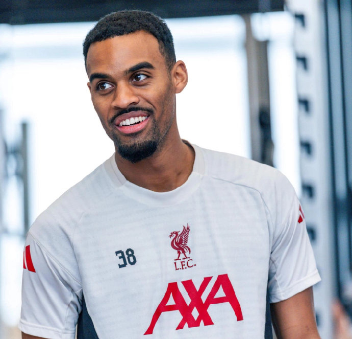 包含利物浦主帅赞誉队员拼搏精神，备战下轮比赛的词条